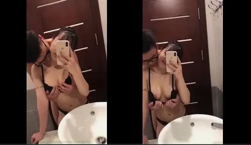 Phương Anh tự quay với bạn trai trước gương
