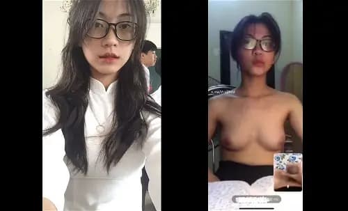 Em gái kính cận chat sex cởi áo khoe vú để anh quay tay