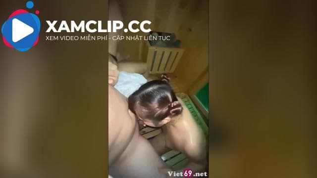 Hai em gái chăm sóc cực nhiệt trong phòng xông hơi