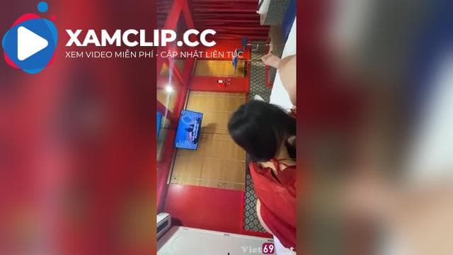 Nghe nhạc chill chill rồi chơi bé mèo trong bộ yếm đỏ rên không ngừng