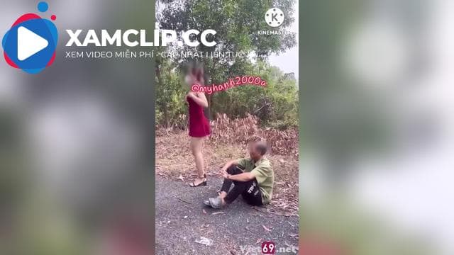 Mỹ Hạnh khỏa thân vạch mông khoe bướm trước mặt người lạ