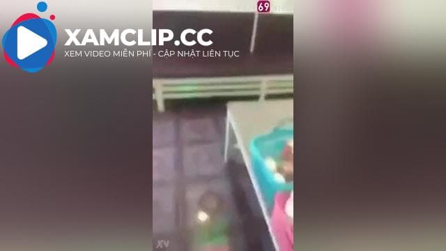 Đi hát karaoke 2 anh em chịch luôn em tay vịn trong phòng hát