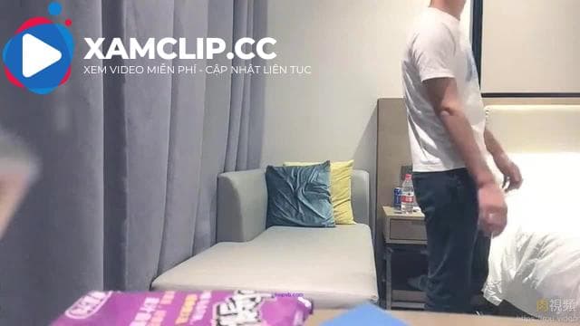 Cô gái trẻ mặc váy xanh ôm hông rất quyến rũ hẹn nhau ở khách sạn. Họ ôm nhau thật chặt, ôm hôn nhau. Ham muốn dâng trào, họ liếm và vuốt ve nhau. bị xuyên thủng và rung chuyển dữ dội từ phía sau.