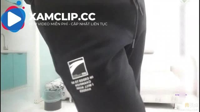 Cô gái trẻ đầy quyến rũ đến mức không thể dừng lại. Ham muốn tình dục của cô ấy cao đến mức vào đêm khuya, đến nỗi hai cô gái mềm mại thay nhau đụ cô ấy một cách điên cuồng, khiến cô ấy tròn trịa và rên rỉ ầm ĩ và ngây ngất.