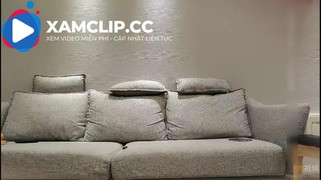 Cô nàng sườn xám cấp nữ thần mảnh khảnh gợi cảm, trước sau cong lên đến ngây ngất, đôi chân dài trắng nõn mềm mại thấp thoáng, âm hộ thấp thoáng, cặc cứng cáp thon gọn, cô ấy đang liếm , mút và chết tiệt khó