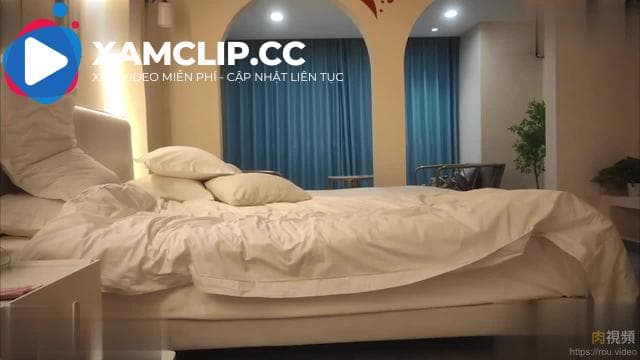 Tôi cặp kè với một cô gái cao còn đang học đại học. Âm hộ của cô ấy siêu chật và cô ấy kẹp chặt con cặc của mình, khiến tôi cảm thấy rất sướng.