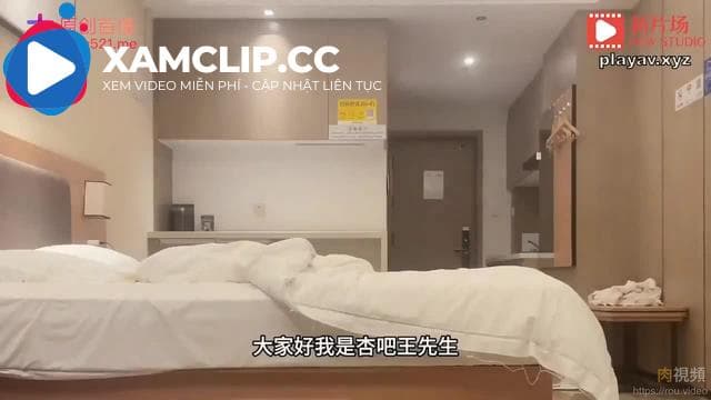 3000 cho một cuộc hẹn với người dẫn chương trình Douyin trẻ tuổi. Đôi tất sọc dài màu đỏ đặc biệt quyến rũ.