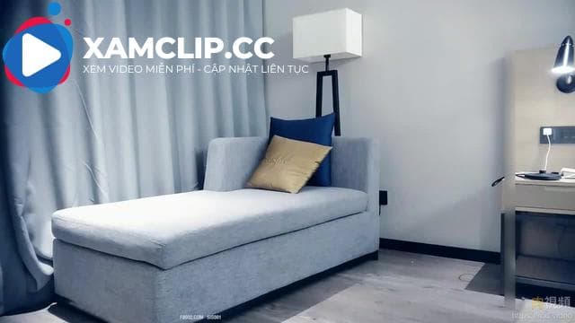 Cô nàng bụ bẫm nhất rất giỏi ăn mặc. Cô ấy có đôi tất đen gợi cảm, cặp mông tròn trịa, giày cao gót và bộ ngực khủng. Cô ấy ngồi trên đùi cô ấy, cầu xin những nụ hôn và vuốt ve.