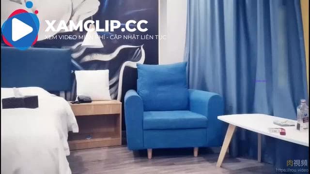Cô nàng mảnh khảnh mặc váy đen, bộ đồ bó sát hẹn cô ta ở khách sạn, lập tức cởi quần áo, dang rộng đôi chân xinh đẹp của cô ta, đào vào âm hộ của cô ta, liếm cô ta, bú cô ta. , cưỡi cô ấy và đụ cô ấy.