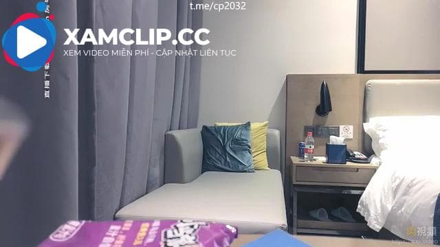 Người đẹp tóc dài với bộ lông mu đen như rừng đã đạt cực khoái khi ân ái say đắm.