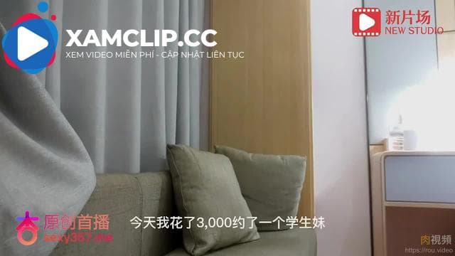 Chúng tôi quan hệ với một nữ sinh có âm hộ màu hồng và nhanh chóng không thể chịu đựng được nữa và đụ cô ấy như một gã béo điên cuồng