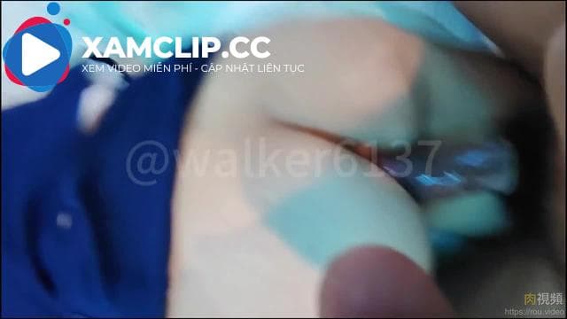 Bí mật quay phim một cô gái trẻ không muốn lộ mặt. Cô ấy quan hệ tình dục với một nữ tiếp viên trong bộ đồng phục. Âm hộ của cô ấy siêu chật và thoải mái.