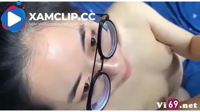 Em gái kính cận nhẹ nhàng mút rồi ngậm nuốt hết tinh