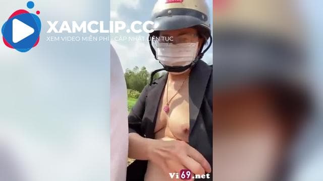 Chị máy bay hạng nặng sở thích phô dâm nơi công cộng