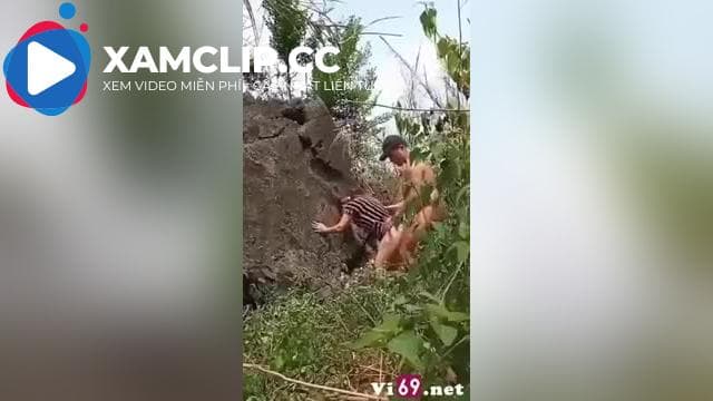 Đang đi chơi em nứng tình gạ vào bụi cây làm nháy