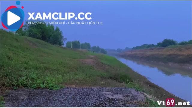Em sinh viên nhỏ nhắn thích phô dâm bú cu nơi công cộng