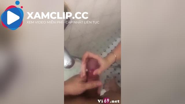 Tắm chung em bướm múp gạ chịch gặp anh trai yếu sinh lý không chịu được 1 phút