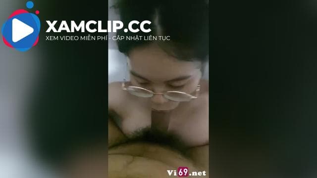 Em kế toán kính cận với chuyên ngành bú cu