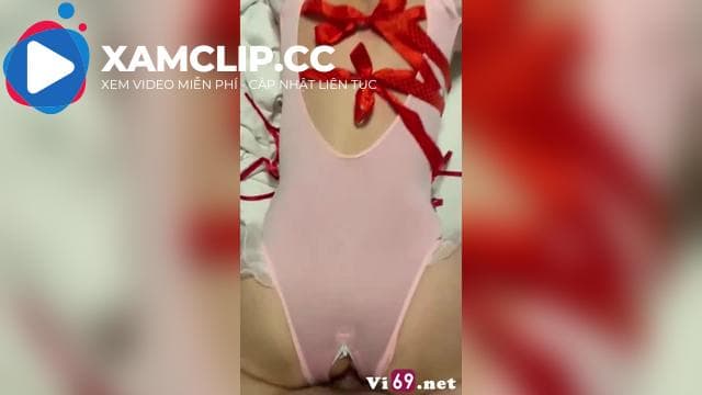 Em tự gói mình thành món quà tặng anh ngày sinh nhật