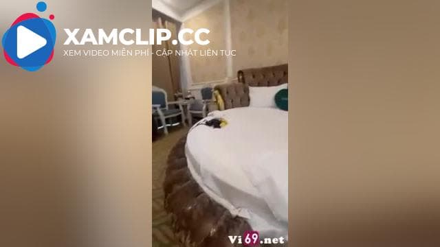 Massage yoni cho chị gái nứng quá cởi luôn quần em ra bú cu