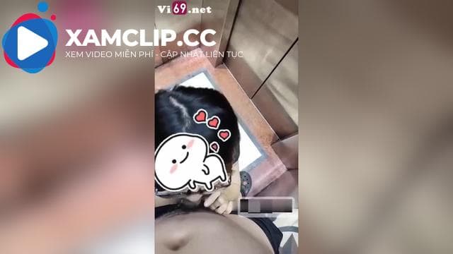 Đang bú cu trong thang máy thì có người lạ đi vào nhưng em mặc kệ bú tiếp