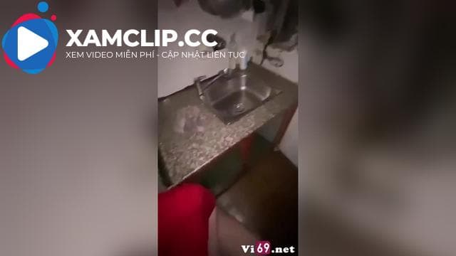 Về nhà em kính cận chơi em gạ xuống bếp lén lút bú cu rồi doggy