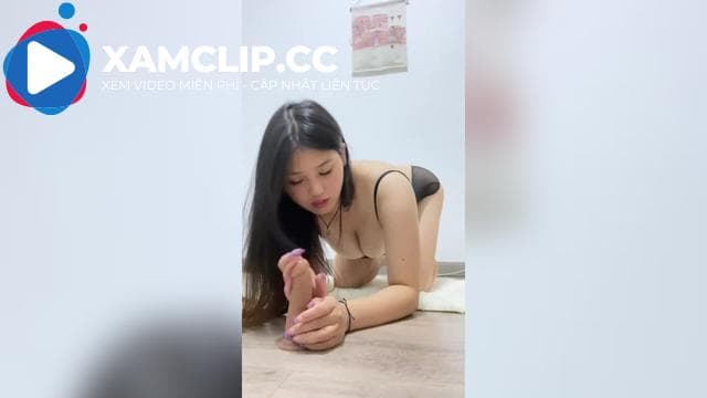 Full clip em Ngân bú mút cây gậy cao su cực kỳ quyến rũ