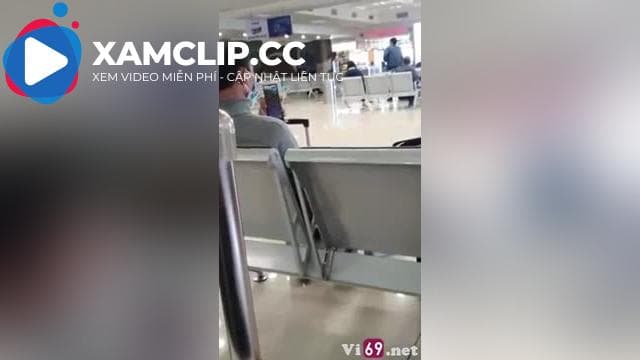 Trong lúc chờ máy bay bác trai video call về xem bác gái show bưởi
