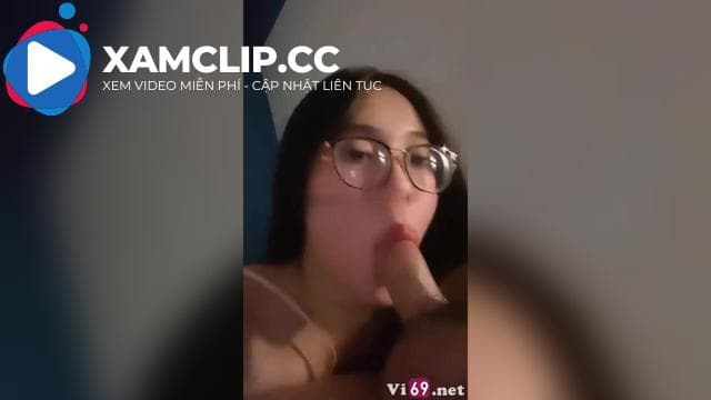 Em kính cận tình cảm dễ thương vừa chơi còn vừa quay phim làm kỉ niệm