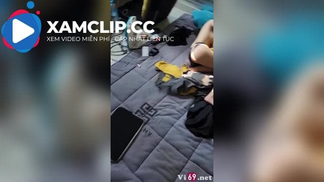 Em sinh viên hàng xóm ngủ không thèm mặc đồ còn để cửa mở