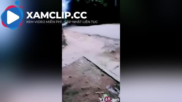 Nứng quá em ra đường trước cổng nhà người khác khẩu dâm thủ dâm
