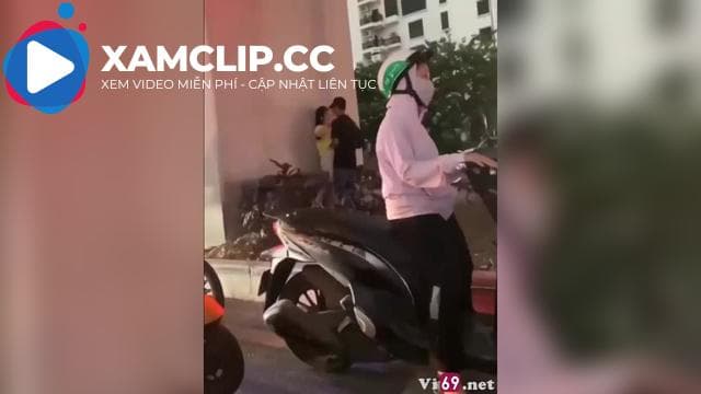 Độc lạ Hà Nội hai bạn trẻ làm tình giữa phố giờ tan tầm