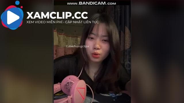 Clip em Thùy Linh chơi game với bạn thua phải show vú bị quay lại