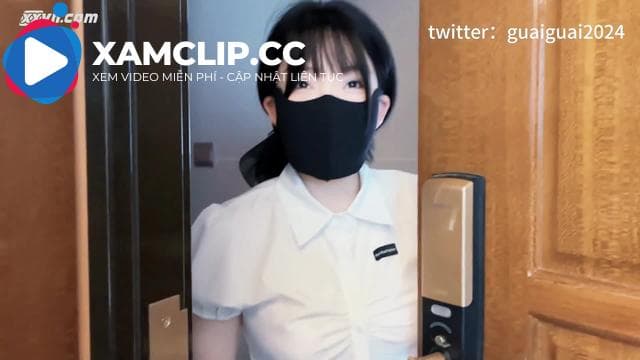 Xịt tinh trùng vào bím em gái châu á nhỏ nhắn dễ thương