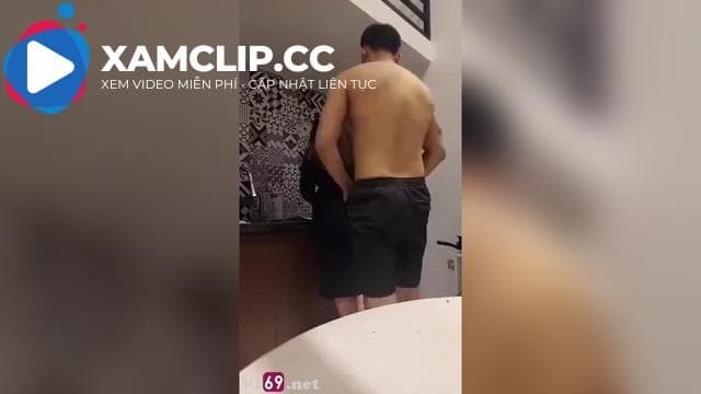 Đang nấu ăn trong bếp anh cũng kéo quần em lên chơi