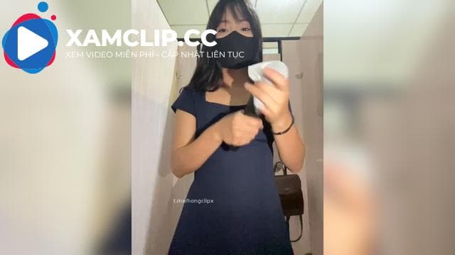 Idol asia Lynn cosplay cô hầu gái dâm đãng nghịch toy trong WC