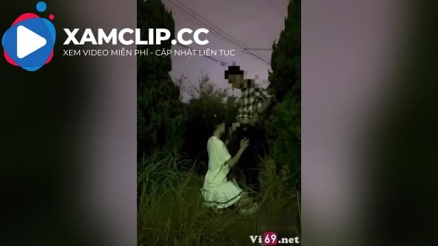 Qua nhà em mặc váy rủ ra vườn vừa chơi vừa sợ bố mẹ nhìn thấy
