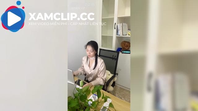 Trong văn phòng có nội quy bất thành văn, ông chủ cưỡng ép quấy rối cô