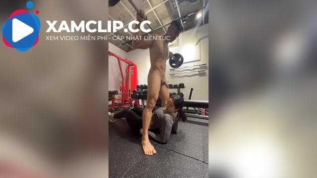 Anh chàng gymmer tập tạ được em gái tập cho cả cơ chim