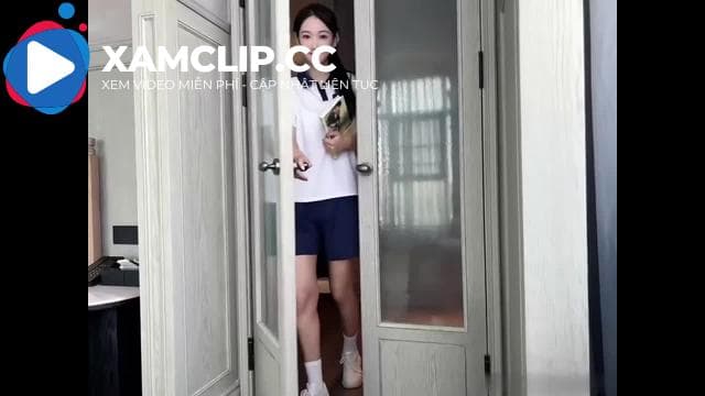 Cô bạn thân mới học thể dục về sang nhà chơi, giờ mới để ý bạn mình quá ok
