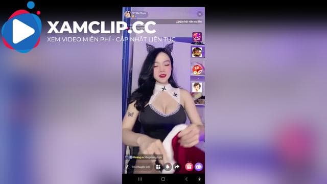 BeThuw trong bộ cosplay sườn sám show dáng