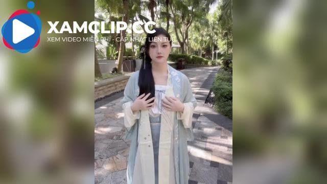 Hai em lesbian xinh gái mê cổ trang và thích BDSM