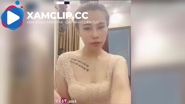 Em gái bán hàng online có tâm thử luôn sản phẩm khi khách yêu cầu