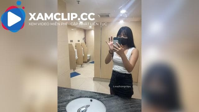 Vào WC nam trèo hẳn lên lavabo để thủ dâm thì cũng chịu rồi đấy