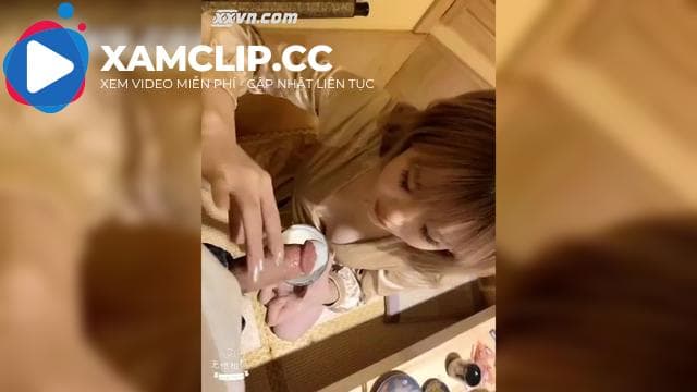 Em nằm lên người, anh đưa tay vỗ mông 1