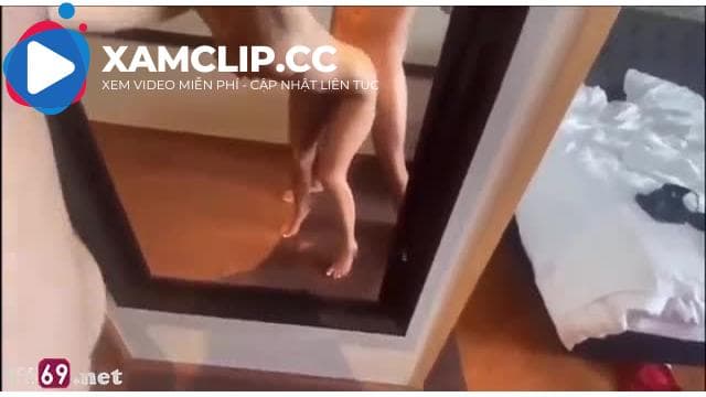 Vú căng đét em được anh gymer doggy trước gương