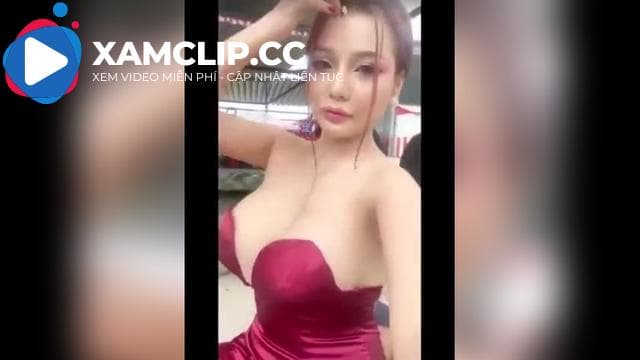 Em Mon 2k non mỡn vừa đi vừa khoe hàng