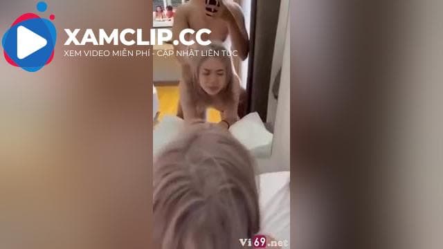 Đụ em gái tóc vàng trước gương vừa chơi còn vừa bắt em trả lời câu hỏi