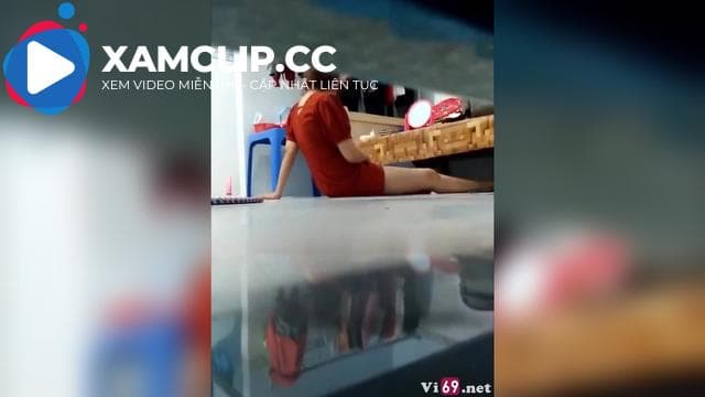 Quay lén chị hàng xóm chút nữa thì bị phát hiện