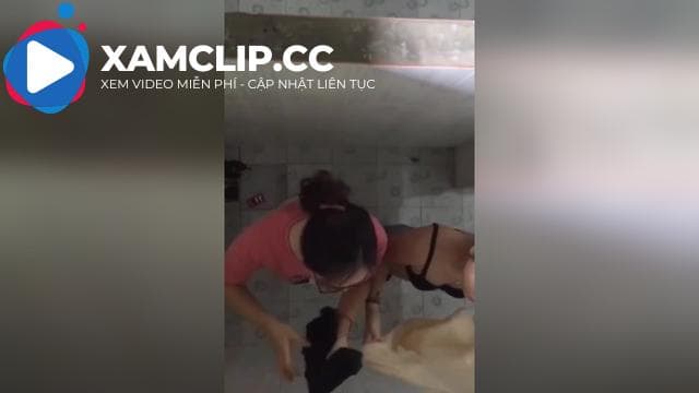 Quay lén các em nữ sinh thay đồ trong kí túc xá nè